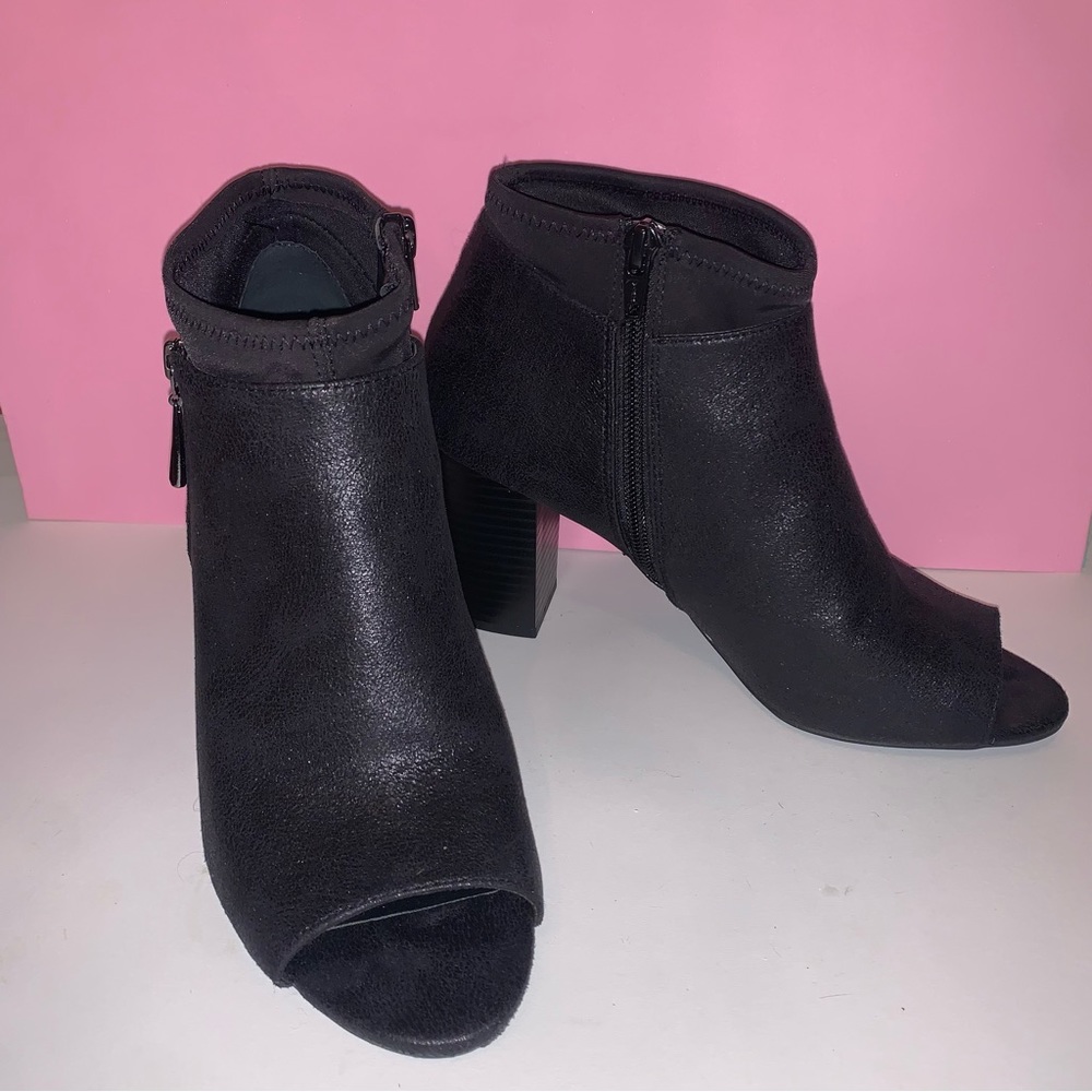 Vera Wang, size 8.5 open toes booties black suede